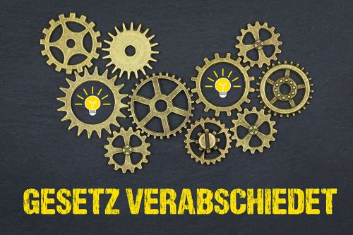 Zahnräder über Schriftzug GESETZ VERABSCHIEDET